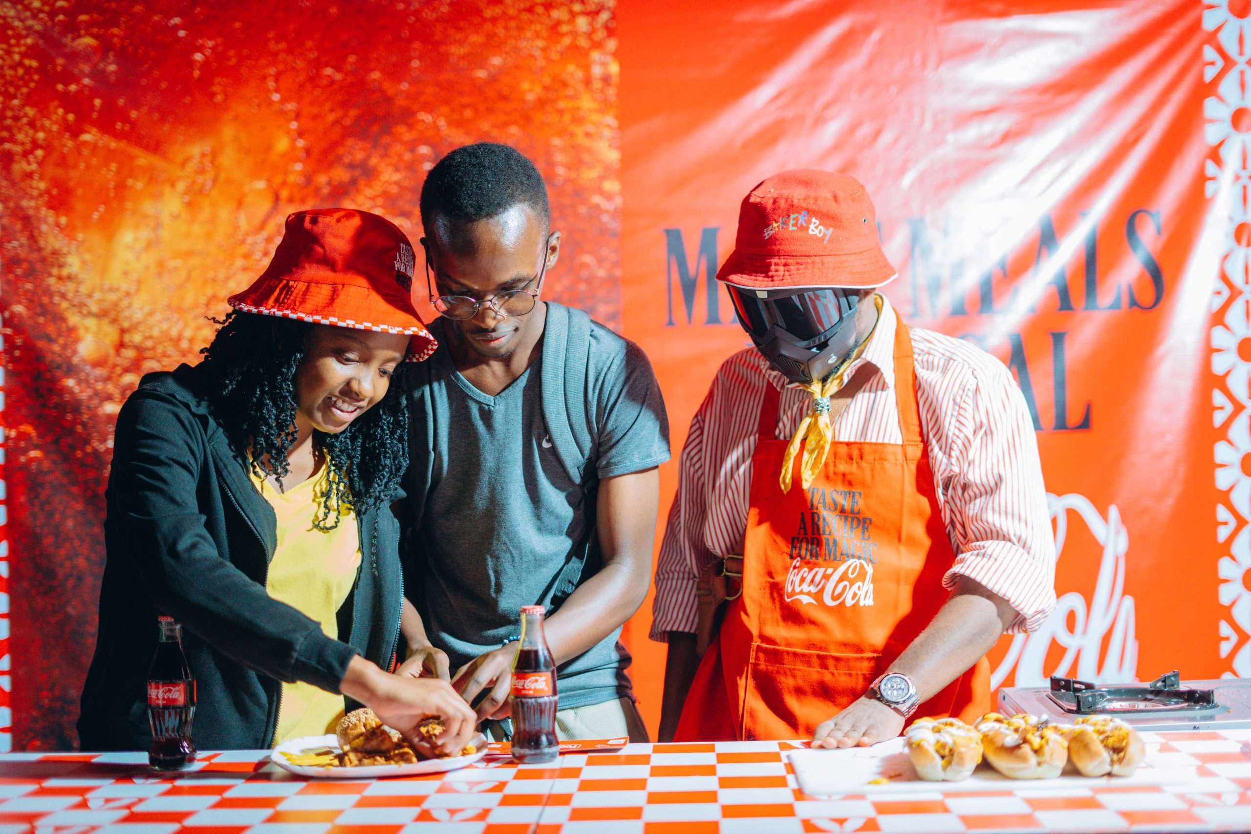 Chef wa Eastlando (Right) sharing a meal with students from Mount Kenya University during the Freshers night cum Coca-Cola Food Fest